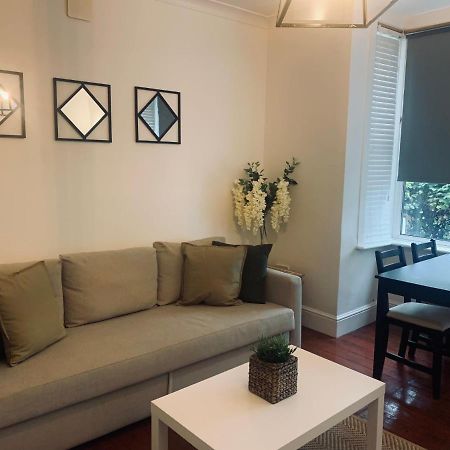 Unique 2 Bedroom Apartment In London/ Excel / Olympic City Close To Central Line Tube Station With Gated Parking Space Екстериор снимка