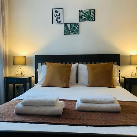 Unique 2 Bedroom Apartment In London/ Excel / Olympic City Close To Central Line Tube Station With Gated Parking Space Екстериор снимка