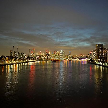 Unique 2 Bedroom Apartment In London/ Excel / Olympic City Close To Central Line Tube Station With Gated Parking Space Екстериор снимка