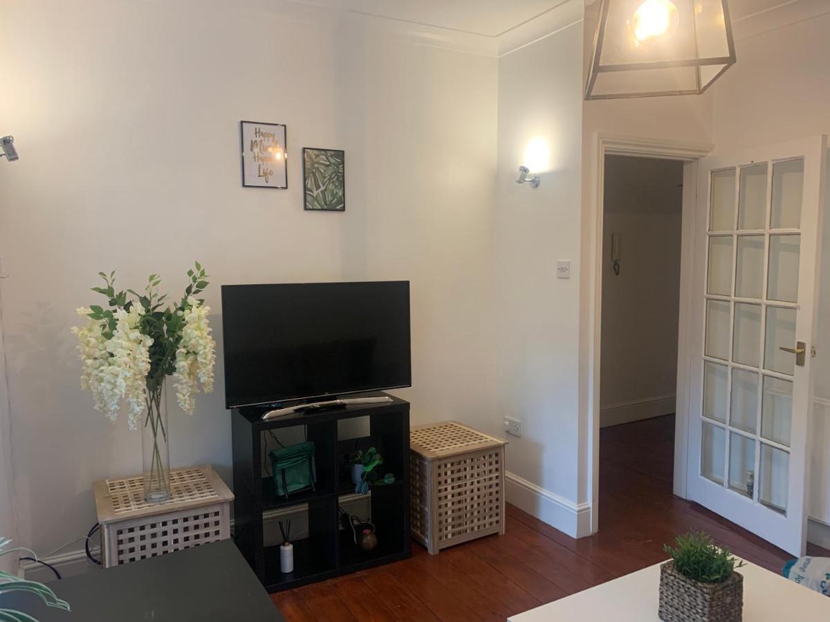 Unique 2 Bedroom Apartment In London/ Excel / Olympic City Close To Central Line Tube Station With Gated Parking Space Екстериор снимка