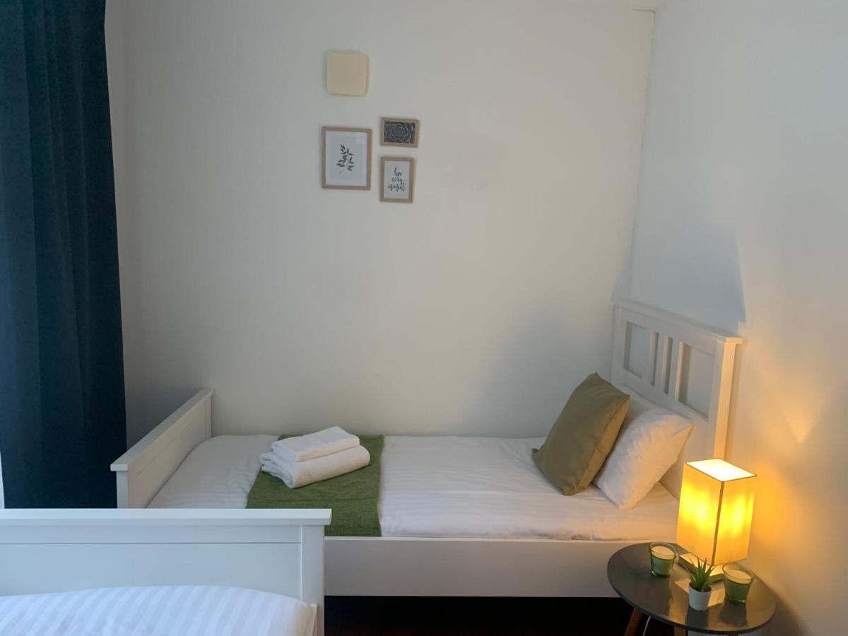 Unique 2 Bedroom Apartment In London/ Excel / Olympic City Close To Central Line Tube Station With Gated Parking Space Екстериор снимка