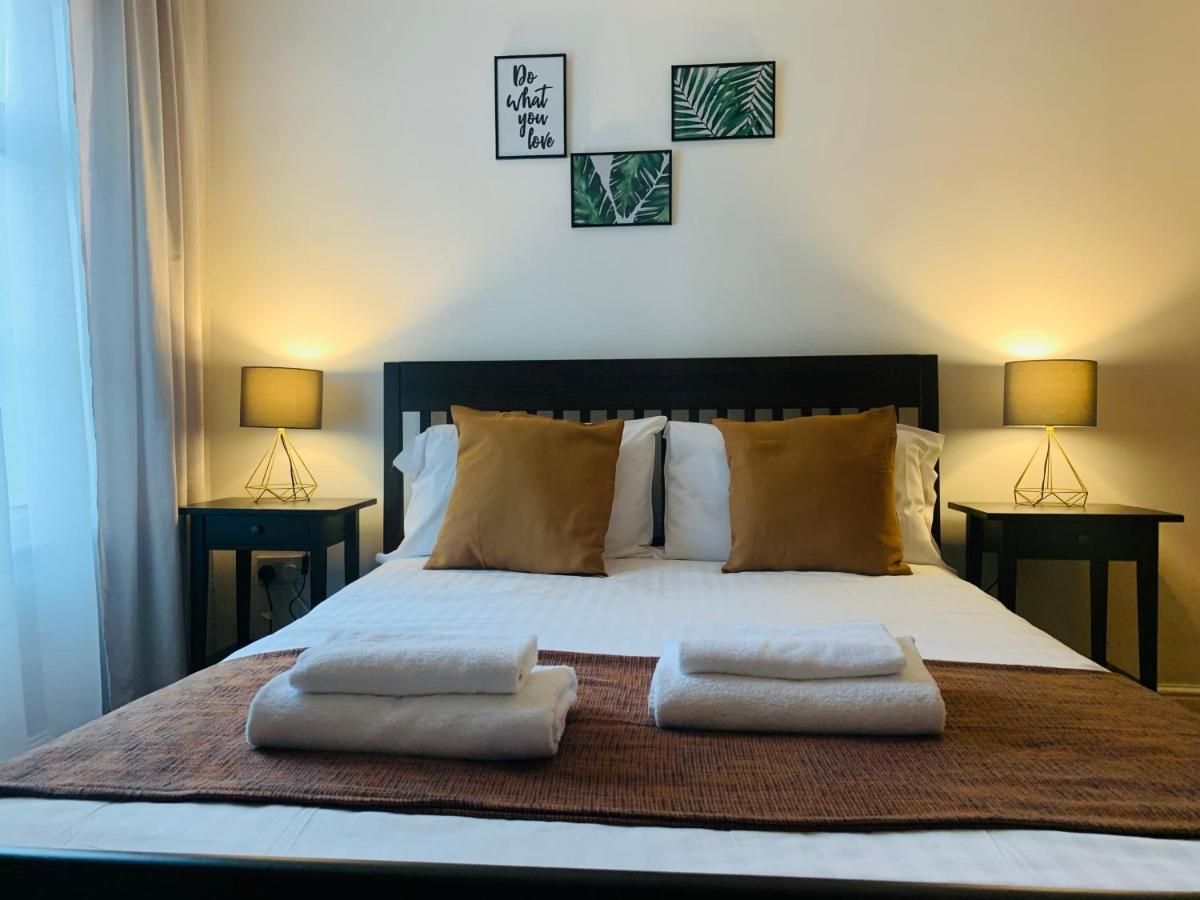 Unique 2 Bedroom Apartment In London/ Excel / Olympic City Close To Central Line Tube Station With Gated Parking Space Екстериор снимка