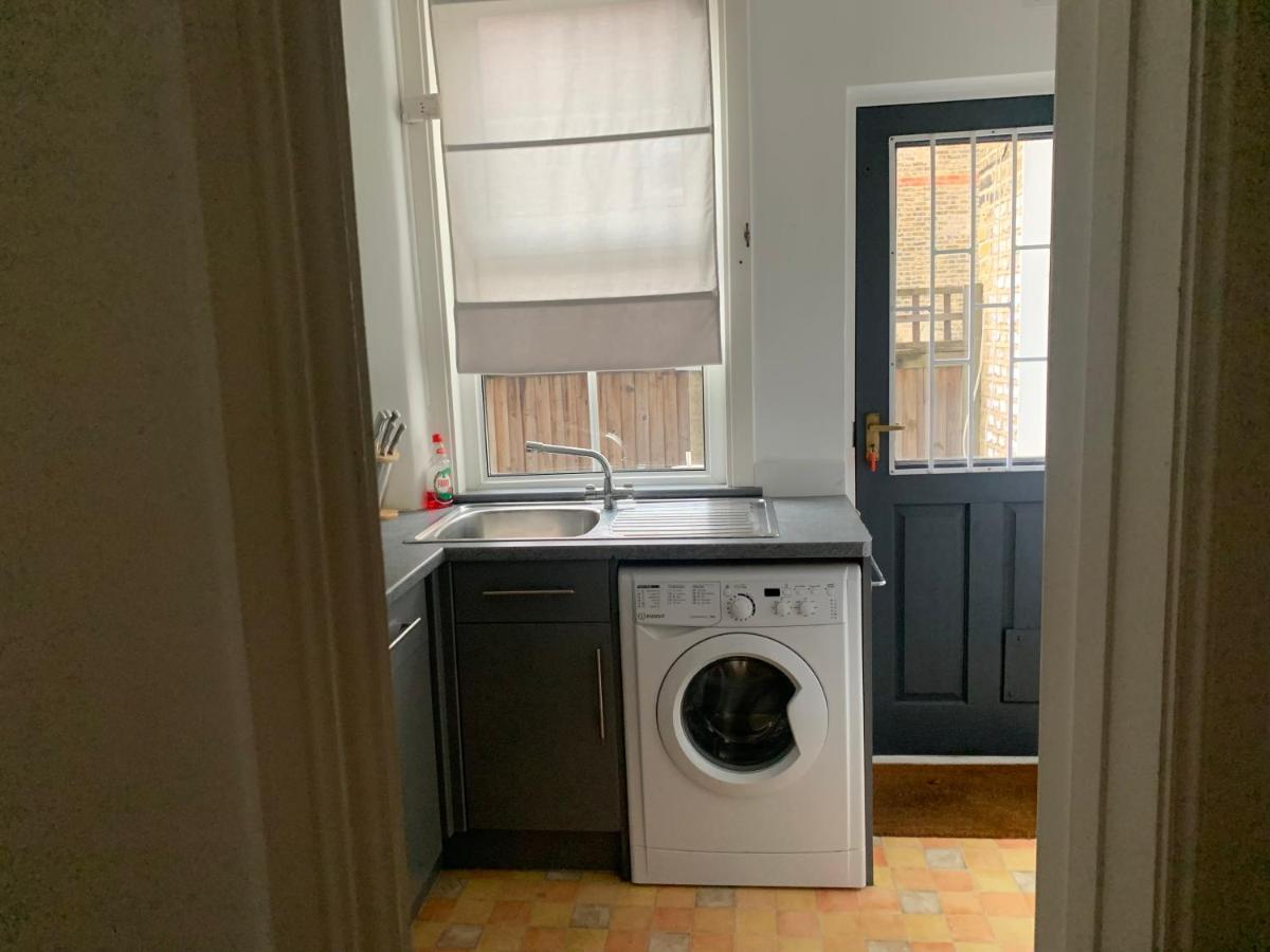 Unique 2 Bedroom Apartment In London/ Excel / Olympic City Close To Central Line Tube Station With Gated Parking Space Екстериор снимка