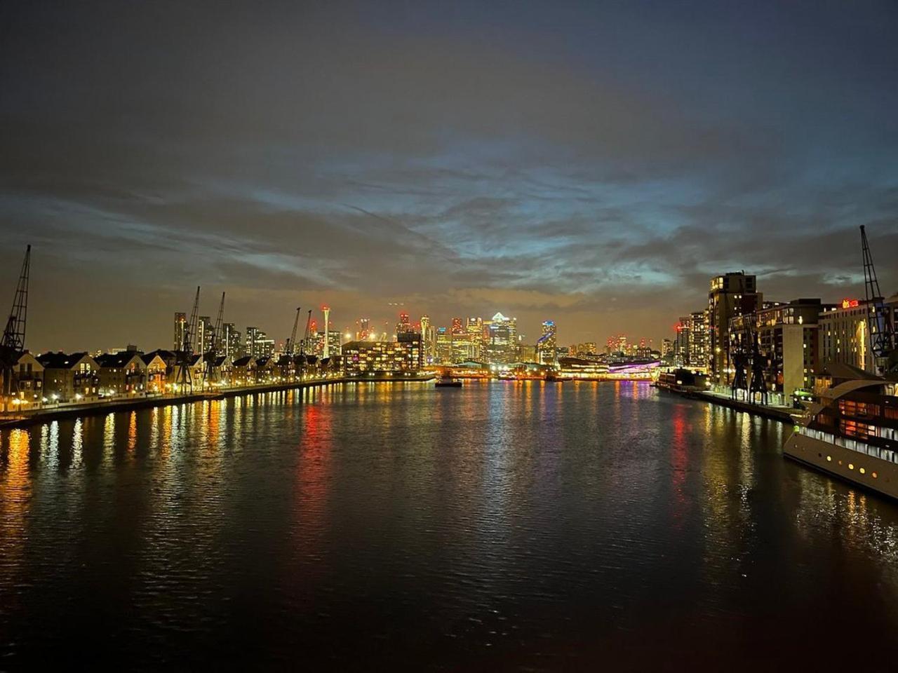 Unique 2 Bedroom Apartment In London/ Excel / Olympic City Close To Central Line Tube Station With Gated Parking Space Екстериор снимка